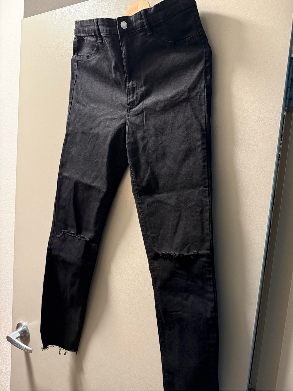 Black Men's Slim Fit Distressed Jeans